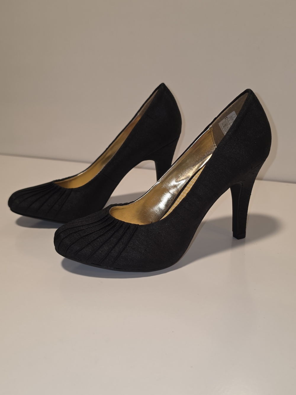 K9 Ondine Black Satin Pleated Pumps Heels Size 8 NWOT in Original Box